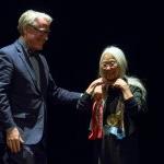 President Bradley W. Bateman presents the 珍珠年代. 巴克 Award to Maxine Hong Kingston.